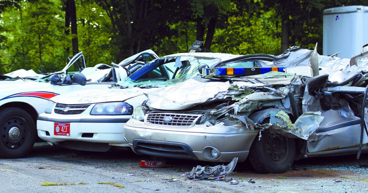 mezczyzna miazdzy 8 radiowozow