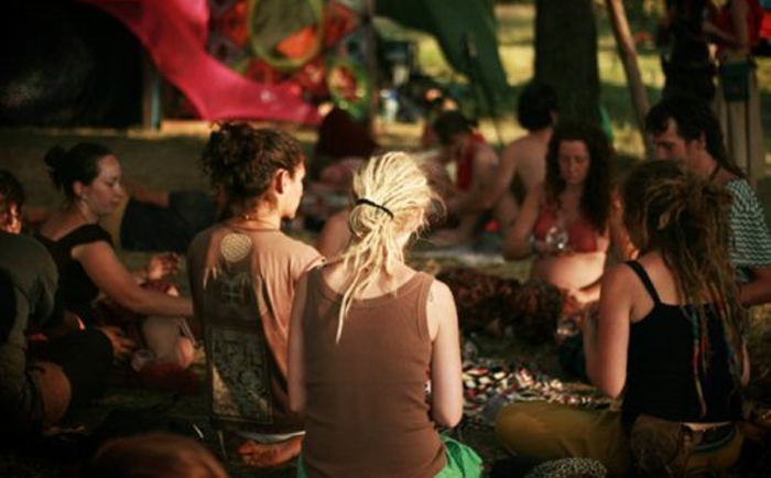 palenie marihuany z przyjaciółmi