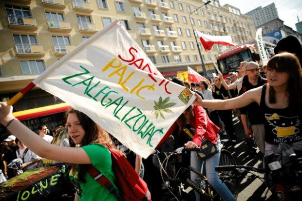 29.05.2010 WARSZAWA , MARSZ WYZWOLENIA KONOPII , POLSKA EDYCJA MIEDZYNARODOWEJ MANIFESTACJI POSWIECONEJ LEGALIZACJI MARIHUANY . FOT. FRANCISZEK MAZUR / AGENCJA GAZETA