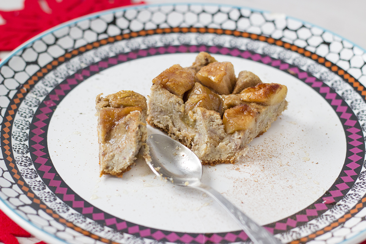 ciasto z jabłkami i mąką konopną