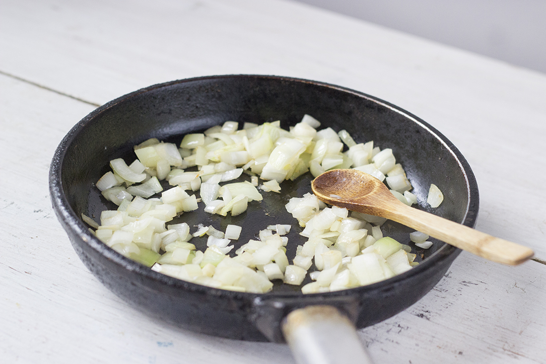 Składniki na siemieniotkę z konopi - cebula