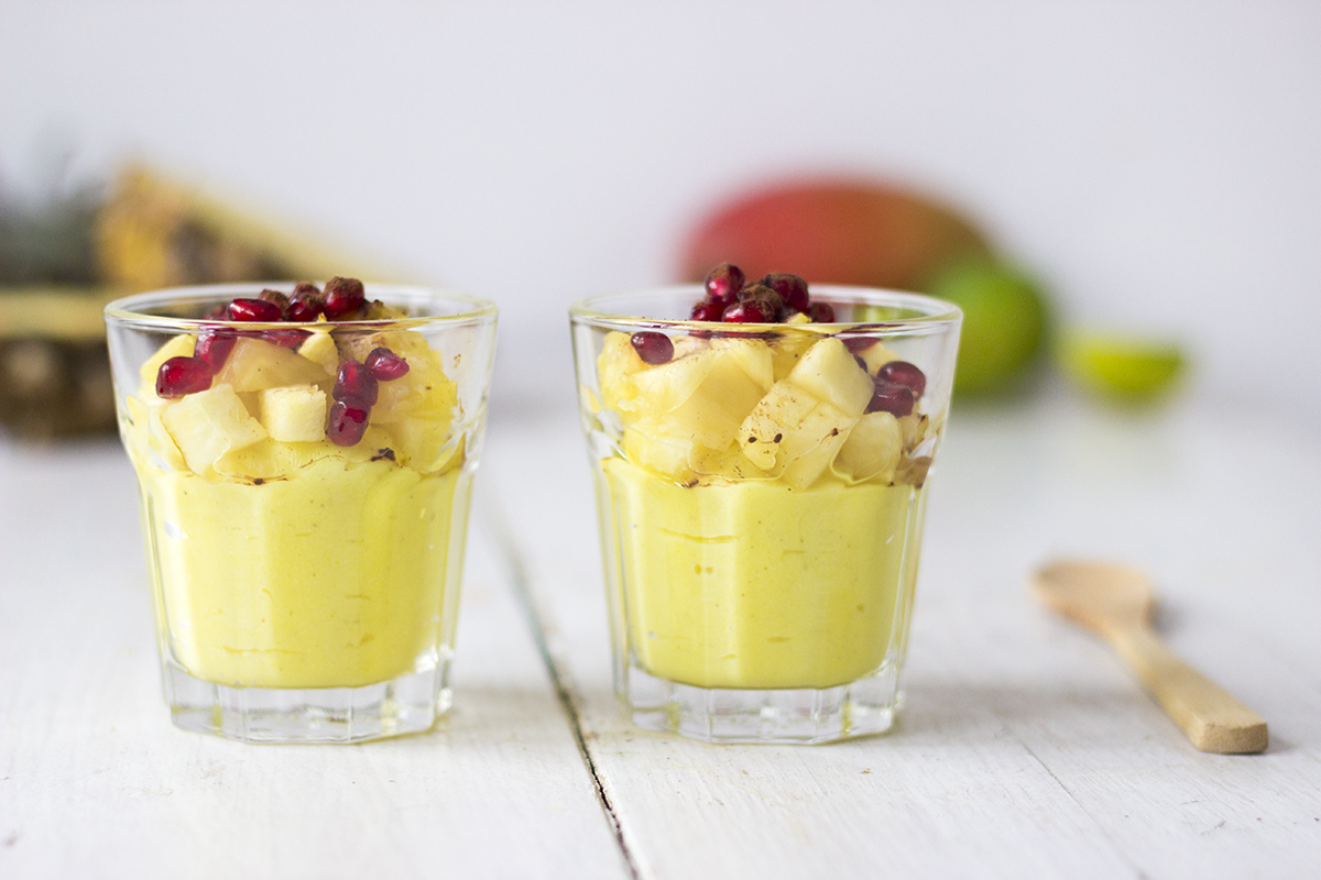 jaglany mus z ananasem, białkiem konopnym i pestkami granatu