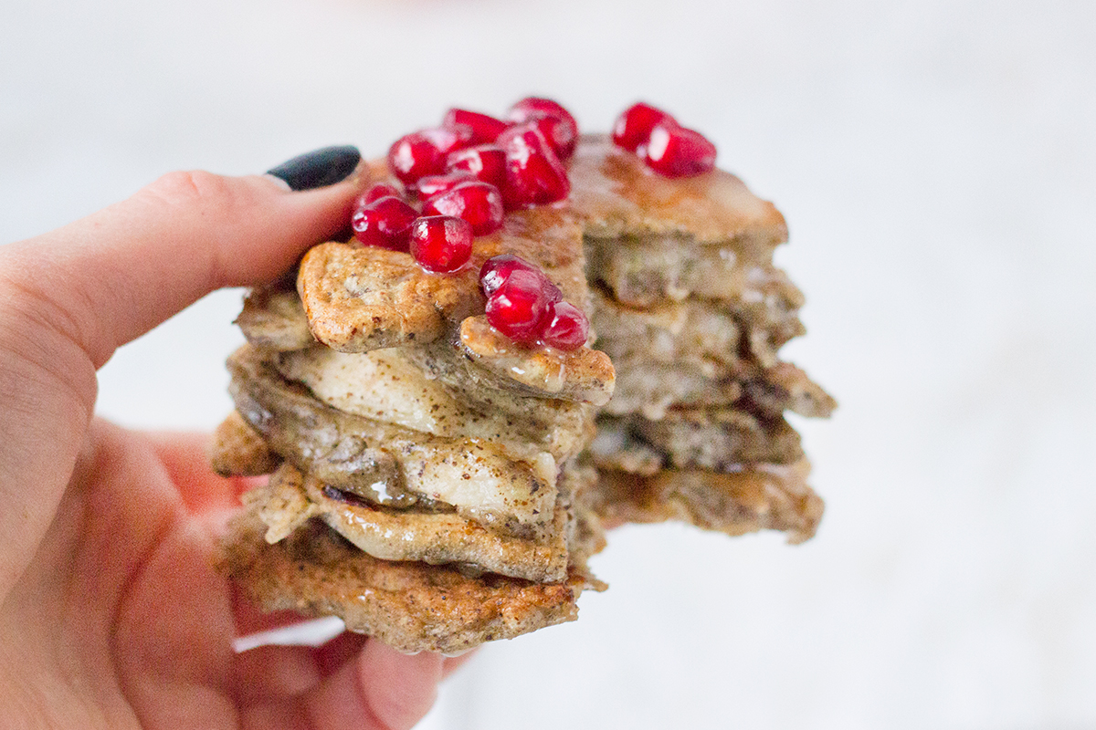 racuchy z mąką konopną i pestkami granatu