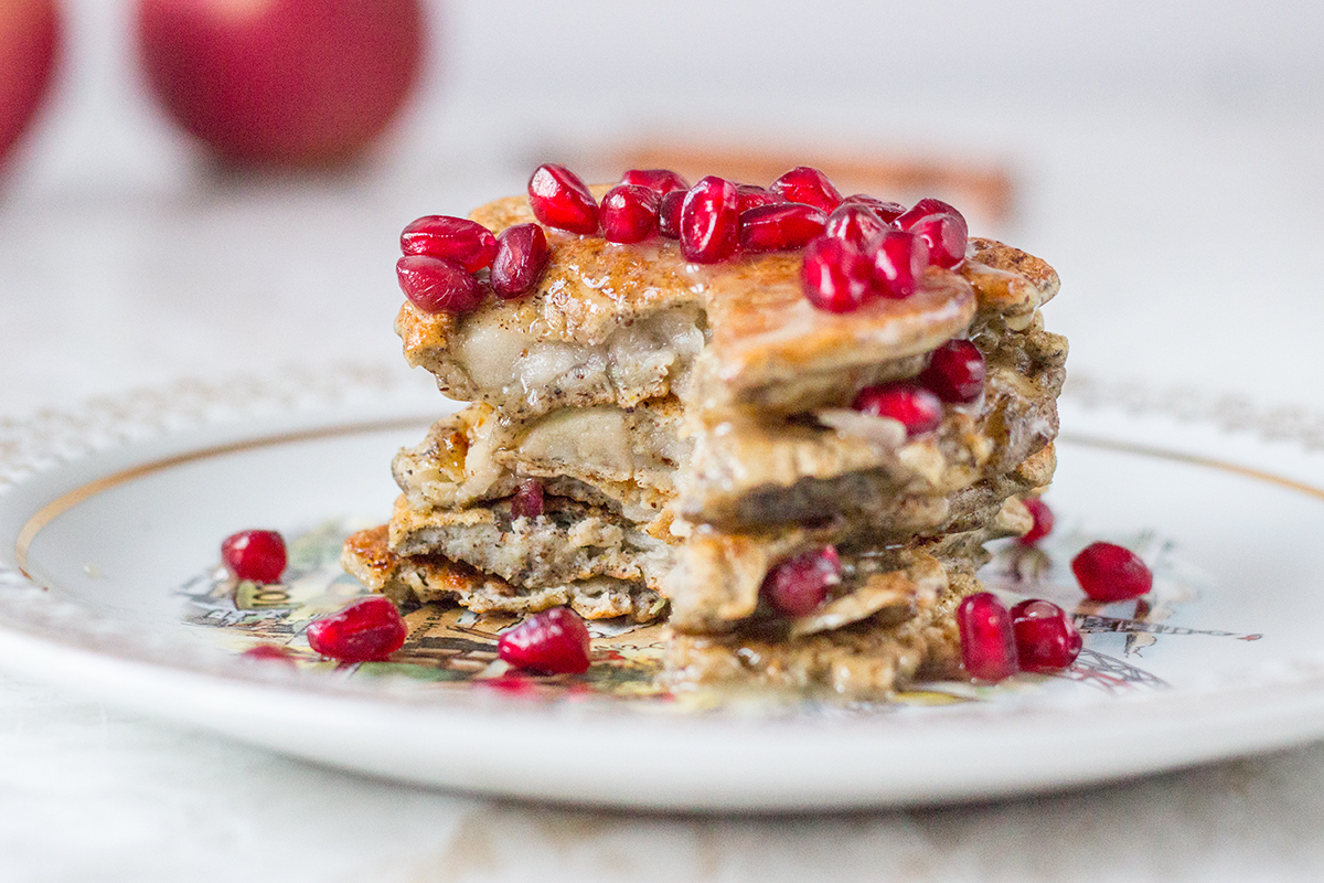 racuchy z mąką konopną i pestkami granatu