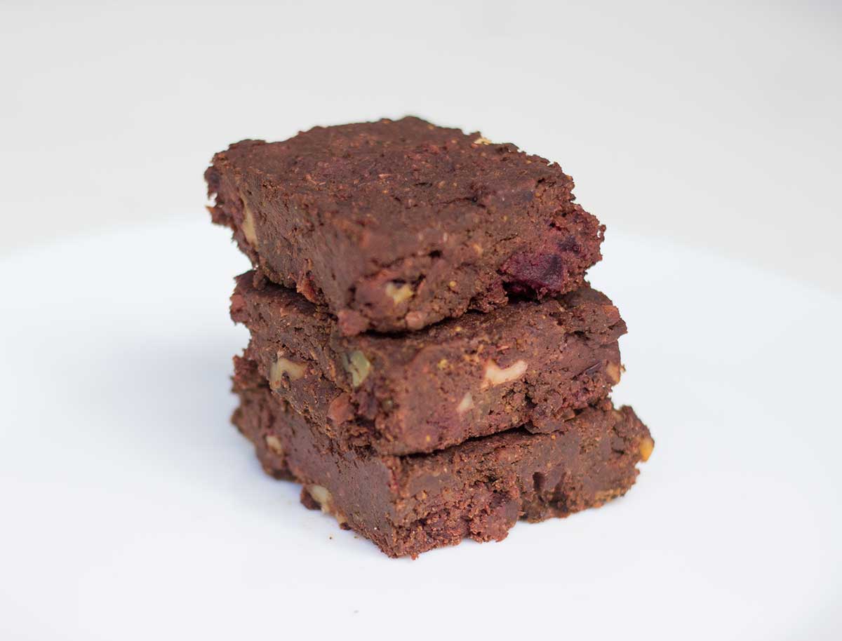 Buraczane brownie z masłem konopnym