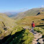 Grupa upalonych turystów w górach