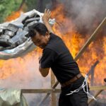 Komisyjne spalenie 3 ton marihuany. Miasteczko zostało ujarane. Indonezja