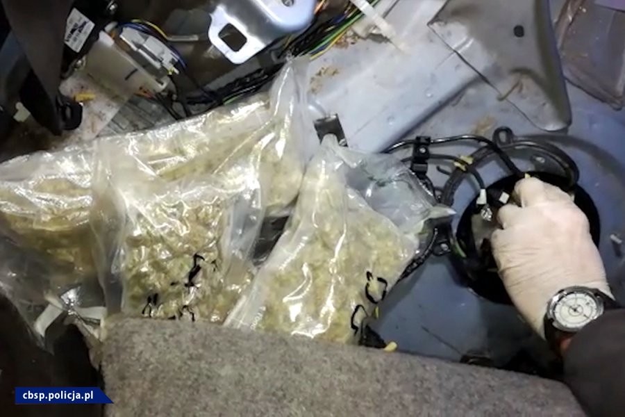 Przemycili na lawetach 12 kg marihuany z Hiszpanii.