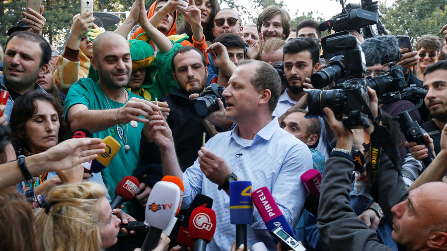 Kandydat na prezydenta w Gruzji zatrzymany. Rozdawał skręty z marihuaną uczestnikom manifestacji.