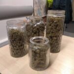 Miał zakład fryzjerski w mieszkaniu a nim ukryte przejści w szafie i 500 g marihuany.