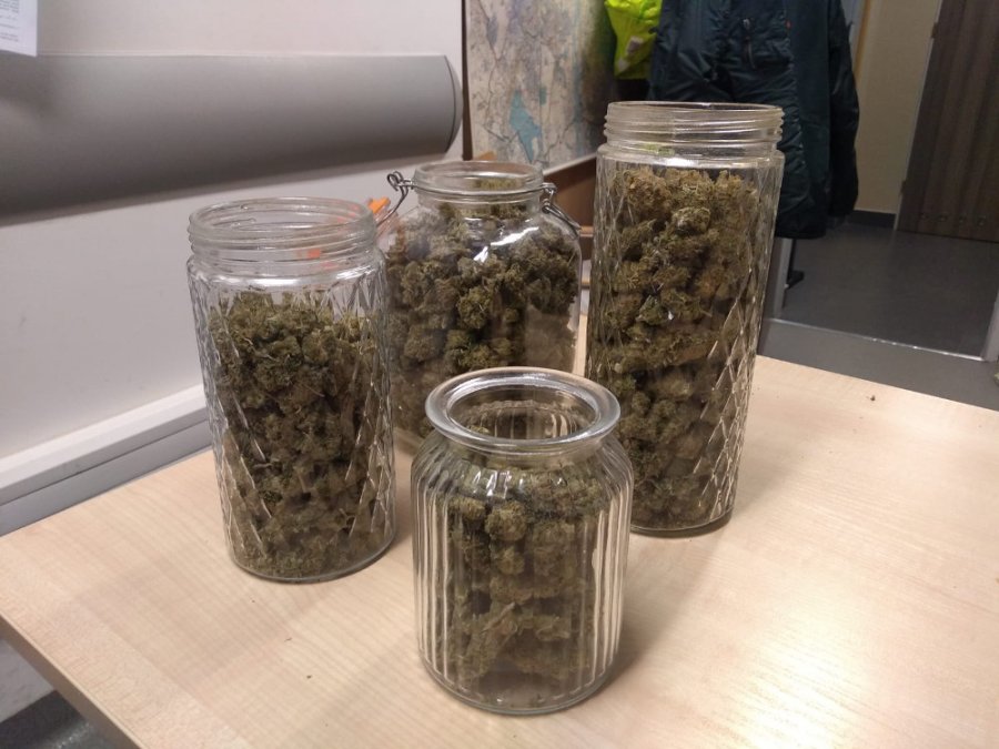 Miał zakład fryzjerski w mieszkaniu a nim ukryte przejści w szafie i 500 g marihuany.