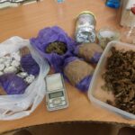 Mieszkaniec Bytomia sprzedawał marihuanę w specyficzny sposób. W piwinicy miał dwa słoiki - w jednym klienci zostawiali pieniądze, z drugiego brali marihuanę.