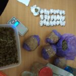 Mieszkaniec Bytomia sprzedawał marihuanę w specyficzny sposób. W piwinicy miał dwa słoiki - w jednym klienci zostawiali pieniądze, z drugiego brali marihuanę.