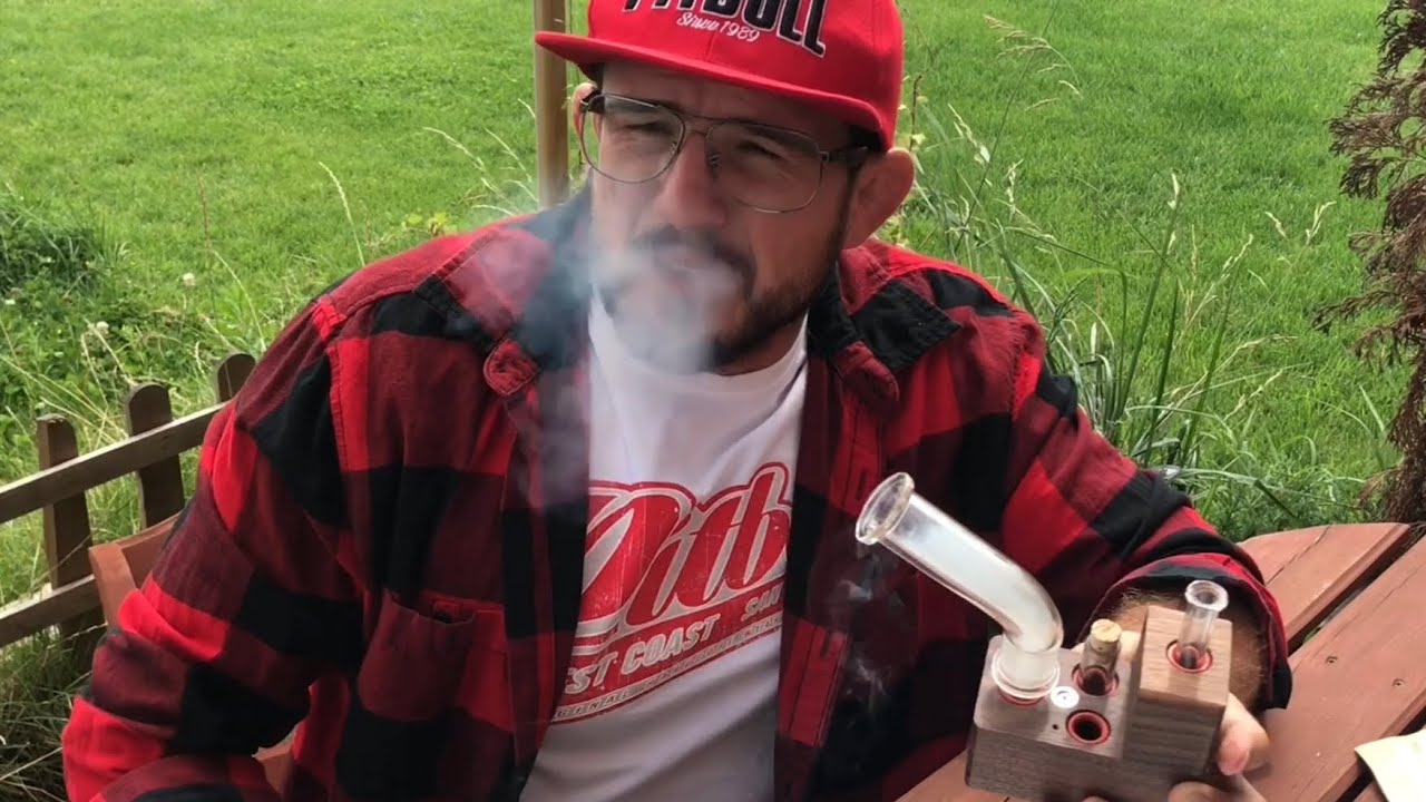 Borys Mańkowski i Vapefully podjeli współpracę. Fighter MMA testuje waporyzator HydroBrick Maxx.