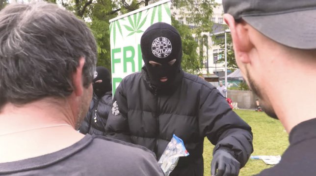 Zamaskowani mężczyźni rozdawali darmową marihuanę w Manchesterze