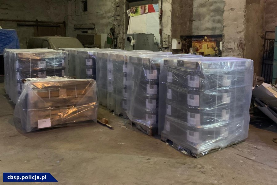 191 kg marihuany, 20 kg haszyszu oraz sprzęt do pozyskiwania oleju konopnego. Wszystko w magazynie o powierzchni 5500 m kw znajdującym się w Poczdamie.