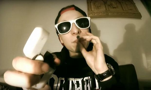 21 letni raper Filip J. został zatrzymany za posiadanie marihuany. Brat byłego zastępcy Zbigniewa Ziobry, a w tej chwili europosła Solidarnej Polski pokazał, że w bardziej banalny sposób chyba już się nie da wpaść z konopiami. Policjanci zatrzymali brata Patryka Jakiego gdy przechodził wraz z kolegą w niedozwolonym miejscu przez jedną z warszawskich ulic!