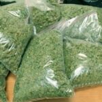 Miał przy sobie 220 gramów marihuany, haszyszu i amfetaminy. Jednak w domu 38 latka policjanci znaleźli jeszcze 11,5 kg marihuany, 600 gramów amfetaminy, ponad kilogram grzybów halucynogennych i prawie 1,5 kg haszyszu. Tłumaczył mundurowym, że to wszystko posiada na własny użytek.