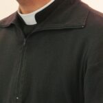 W parafii z powiatu radomszczańskiego słynął nie tylko z płomiennych kazań, ale też z dystrybucji marihuany. 41 letni ksiądz proboszcz Tomasz Ś. odbierał przesyłki z konopiami indyjskimi. Następnie rozdzielał towar pomiędzy dilerów.