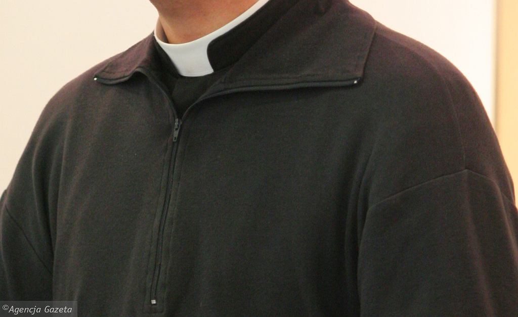 W parafii z powiatu radomszczańskiego słynął nie tylko z płomiennych kazań, ale też z dystrybucji marihuany. 41 letni ksiądz proboszcz Tomasz Ś. odbierał przesyłki z konopiami indyjskimi. Następnie rozdzielał towar pomiędzy dilerów.