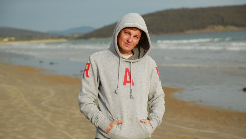 Tomasz Bajer - czyli „Laska” – „syn króla sedesów”, jarającego blanty i uwielbiającego Tony Halika ma się dziś dobrze i wspomina między innymi o paleniu marihuany na filmowym planie.