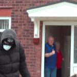 To prawdziwy superbohater na miarę czasów, w których panuje epidemia koronawirusa. Zamaskowany, krąży po Manchesterze i rozdaje mieszkańcom miasta papier toaletowy, środki do dezynfekcji, wodę oraz marihuanę.