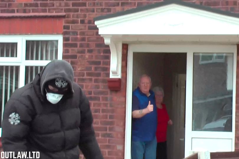 To prawdziwy superbohater na miarę czasów, w których panuje epidemia koronawirusa. Zamaskowany, krąży po Manchesterze i rozdaje mieszkańcom miasta papier toaletowy, środki do dezynfekcji, wodę oraz marihuanę.