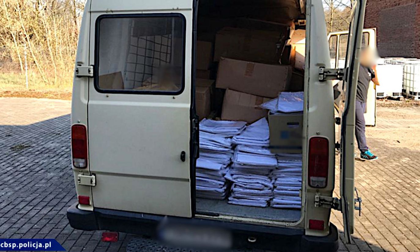 W sumie 3200 prześcieradeł przekazali policjanci Centralnego Biura Śledczego do jednego z wrocławskich szpitali. Tkaninę funkcjonariusze przejęli wraz z ponad trzema tonami haszyszu o wartości 60 mln zł. Z prześcieradeł zostanie w sumie uszytych 200 tys. maseczek ochronnych.