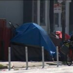 Pokoje, alkohol, marihuana, metadon i inne środki odurzające zapewniają osobom bezdomnym urzędnicy z San Francisco. To odpowiedź na pandemię koronawirusa i sposób na to, żeby uzależnione osoby bezdomne nie zarażały siebie i innych.