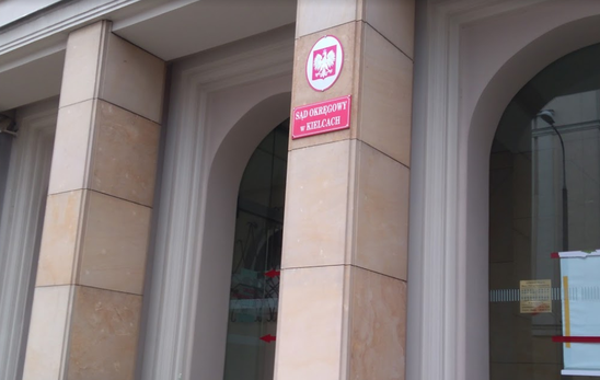 Znaleziono u niego 600 gramów medycznej marihuany i przez to trafi za kratki na najbliższe 2 lata. To kolejny przypadek pacjenta z Kielc, który leczył się suszem wówczas gdy nie był on jeszcze w Polsce legalny. Przed Sądem Okręgowym w Kielcach w sprawie pana Karola odbyła się konferencja prasowa.