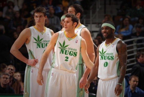 Podczas rozgrywek żyją bez rodzin i przyjaciół, izolowani w bańce na Florydzie. Dla zawodników NBA to naprawdę duże wyzwanie psychiczne i życie w świecie Disneya im tego absolutnie nie rekompensuje. Dlatego władze NBA zniosły testy na marihuanę. Efekt? Koszykarze zastanawiają się w jaką ilość zioła powinni się zaopatrzyć na czas rozgrywek.