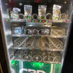 Susz czy gotowy do jarania joint? Takie pytanie nasuwa się na ulicach Tychów (woj. śląskie) gdzie pojawiły się pierwsze vendingowe automaty. Można w nich kupować legalne produkty z konopi siewnych.