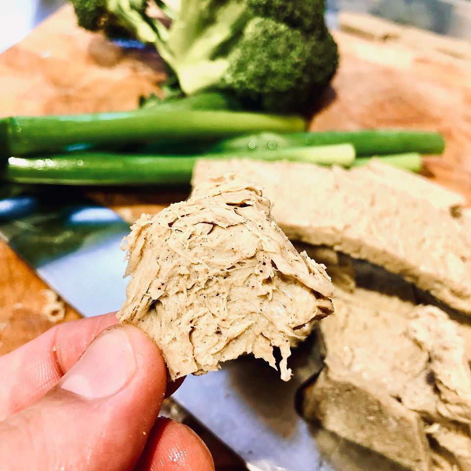 Bogate w białko, błonnik i smakiem bardzo przypominające zwykłe mięso. To innowacyjny produkt, który już w przyszłym roku ma podbić rynek spożywczy w Nowej Zelandii. Mięsny zamiennik będzie w stu procentach produktem roślinnym, a jego głównym składnikiem będą konopie.