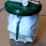 26 latek, który przechowywał zioło w pudełku po różańcu najprawdopodobniej gorliwie wierzył, ale w uzdrawiającą moc marihuany. Jak się okazało, nie tylko przechowywał zioło z należytym uznaniem jego świętości, ale też uprawiał konopny krzew.