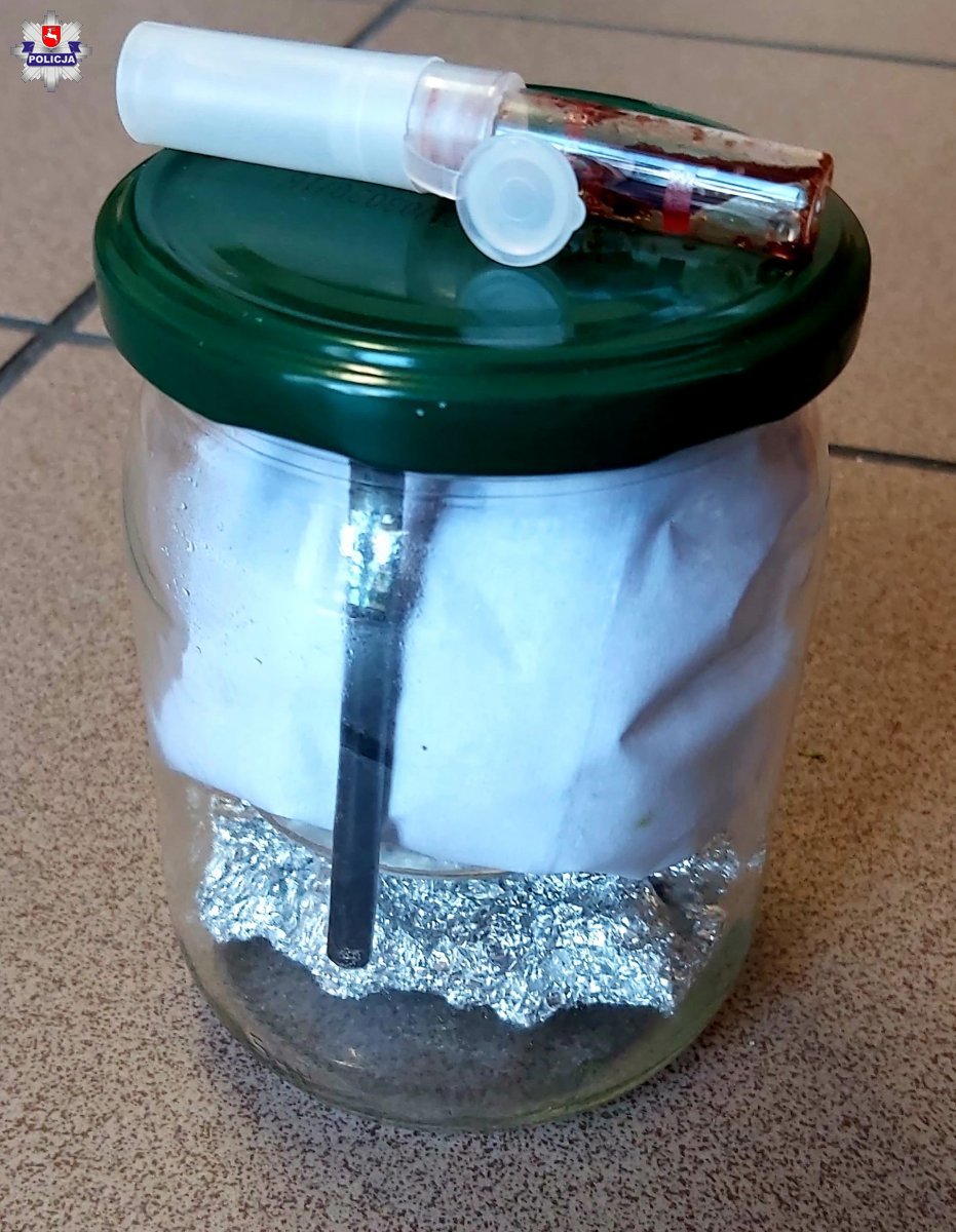 26 latek, który przechowywał zioło w pudełku po różańcu najprawdopodobniej gorliwie wierzył, ale w uzdrawiającą moc marihuany. Jak się okazało, nie tylko przechowywał zioło z należytym uznaniem jego świętości, ale też uprawiał konopny krzew.