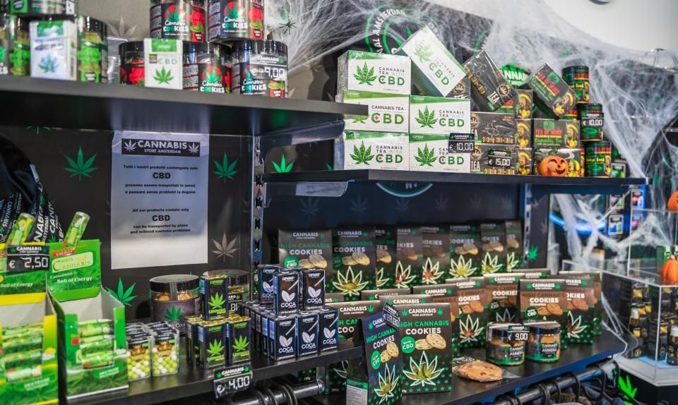 Chociaż Sąd Unii Europejskiej na mocy wyroku z grudnia zeszłego roku orzekł, że znak towarowy nie może zawierać symbolu marihuany to ta decyzja wzbudza wiele wątpliwości. Mało tego, wyrok w ocenie wielu ekspertów jest przykładem niekonsekwencji unijnego orzecznictwa oraz dowodzi niespójności prawa unijnego w zakresie badania przesłanek zdolności rejestracyjnej unijnych znaków towarowych.