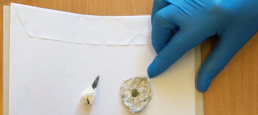 Chociaż policjanci chwalą się kolejnym „narkotykowym” sukcesem, to nie ujawniają jakie ilości marihuany i amfetaminy posiadał przy sobie 18 latek z Kętrzyna. Jak widać jednak na opublikowanym przez nas zdjęciu (autorstwa policjantów) nie chodziło bynajmniej o ilości hurtowe.