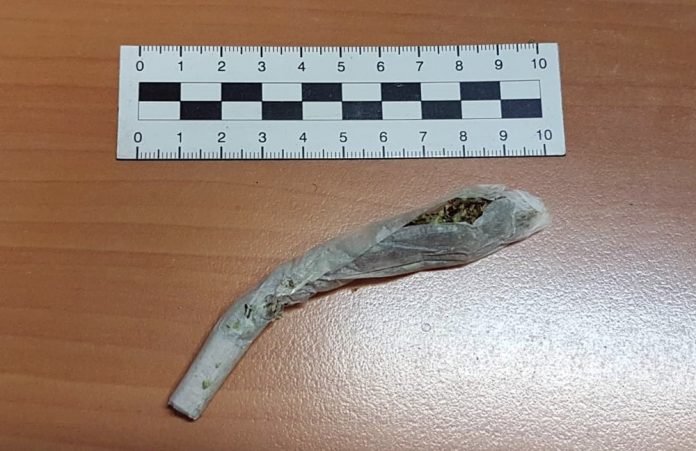 To miał być sympatyczny wieczór z kolegami przy piwie i blancie, ale zakończył się dla 18 latka z Warszawy zatrzymaniem oraz osadzeniem go w policyjnym areszcie. Wszystko przez to, że biesiadnika na kręceniu blanta przyłapali policjanci.