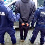 Jeden z czterech mieszkańców powiatu szczycieńskiego, którzy jechali oplem totalnie zaskoczył policjantów przeprowadzających kontrolę drogową. Na ich pytanie dokąd się wybierają w nocy odpowiedział „spokojnie my tylko wciągamy amfę i palimy zioło”. I wtedy się zaczęło…