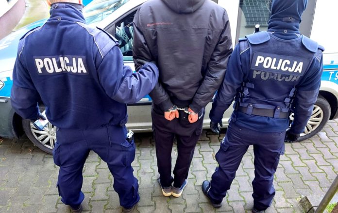 Jeden z czterech mieszkańców powiatu szczycieńskiego, którzy jechali oplem totalnie zaskoczył policjantów przeprowadzających kontrolę drogową. Na ich pytanie dokąd się wybierają w nocy odpowiedział „spokojnie my tylko wciągamy amfę i palimy zioło”. I wtedy się zaczęło…