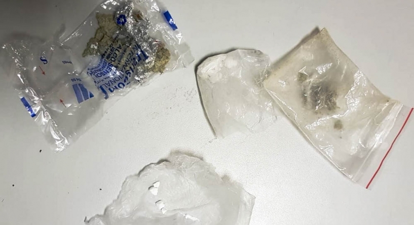 To miała być spokojna noc spędzona w samochodzie przy dobrym ziole. Miała być, ale podejrzenia policjantów wzbudził ford na postoju, który miał włączone długie światła. Mundurowi zdecydowali się skontrolować pojazd, w którym siedzieli dwaj mężczyźni.