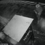 Pod osłoną nocy włamali się do automatu vendingowego z produktami CBD. Dwaj mężczyźni skradli 1 gramowe i 3 gramowe saszetki z suszem CBD, bibułki bioslim i bioblack, zapalniczki żarowe oraz młynki - wszystko o wartości 2000 zł. Do włamania z kradzieżą doszło w Gliwicach (woj. śląskie). Policjanci opublikowali nagranie video z monitoringu i od ponad miesiąca szukają sprawców.