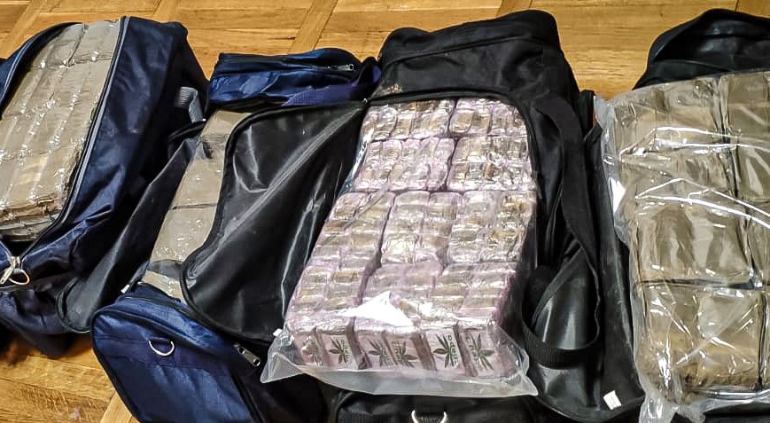 W sumie 150 kg haszyszu przejęli funkcjonariusze CBŚP. Zatrzymali też dwóch mężczyzn w wieku 23 i 27 lat. Wartość towaru zapakowanego w podróżne torby oszacowano na ok. 8 mln zł!