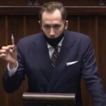 Konrad Berkowicz – poseł Konfederacji nie tylko podczas ostatniego przemówienia w Sejmie podkreślił jak ważna jest legalizacja konopi indyjskich, ale również wyciągnął z kieszeni jointa. Czy faktycznie było to zioło? Nie wiadomo. Wiadomo, że głośno powiedział to co istotne.