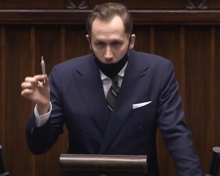 Konrad Berkowicz – poseł Konfederacji nie tylko podczas ostatniego przemówienia w Sejmie podkreślił jak ważna jest legalizacja konopi indyjskich, ale również wyciągnął z kieszeni jointa. Czy faktycznie było to zioło? Nie wiadomo. Wiadomo, że głośno powiedział to co istotne.