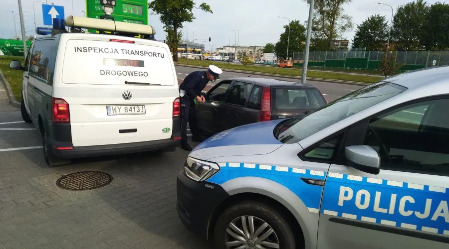 Ułańską fantazję i naprawdę luzackie podejście do życia miał kierowca oraz pasażer fiata punto. Wybrali się autem na wycieczkę i postanowili w trakcie jazdy zapalić zioło z fajki wodnej.