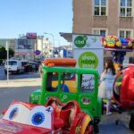 Właściciel terenu przy Ratuszu w Olsztynie postawił na bardzo kompleksowy biznes. Ustawił nie tylko odpłatne urządzenia do zabawy dla dzieci, ale także fast food w stylu lat 90 oraz automaty z CBD. Niektórzy mieszkańcy są tym faktem zbulwersowani, a urzędnicy tak naprawdę nic nie mogą zrobić.