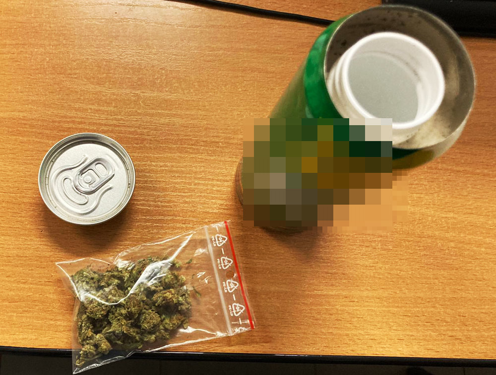 Nie w kieszeni, nie w majtkach, ani w żadnym tajemnym schowku samochodu, tylko w aluminiowej puszce po napoju 43 letni mieszkaniec Piaseczna skitrał zioło. Pewnie policjanci, którzy zatrzymali go do kontroli niczego by nie znaleźli, ale mężczyzna spanikował i oddał marihuanę.