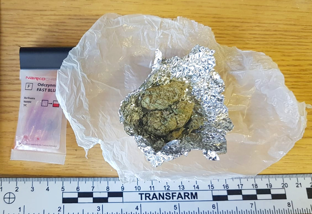 To była rutynowa kontrola policji. Sprawdzili 33 latkowi dokumenty, ale skończyło się na zarzutach. Wszystko dlatego, że miał przy sobie odrobinę zioła. Mężczyznę zatrzymali kryminalni ze Starych Babic (woj. mazowieckie).