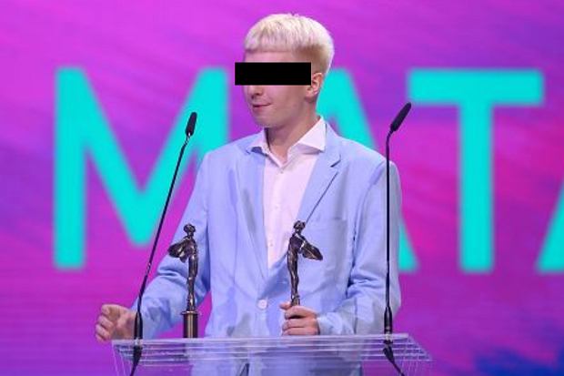 Znany raper nie tylko ze swojej twórczości, ale także udziału w kampanii reklamowej Mc Donald’s został zatrzymany w miniony czwartek. Mata miał przy sobie woreczek z ziołem. Dziś powinien usłyszeć zarzuty w tej sprawie. Grozi mu do 3 lat za kratkami.